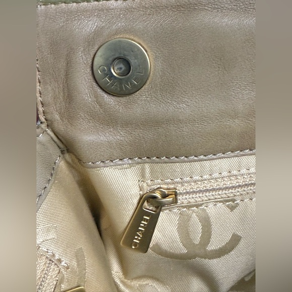 CHANEL Perforated Camellia Patent Leather Tote - Picture 15 of 16